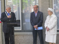 872121 Afbeelding van burgemeester Jan van Zanen, Fred Nuwenhuis van de werkgroep Directe Voorzieningen van de gemeente ...